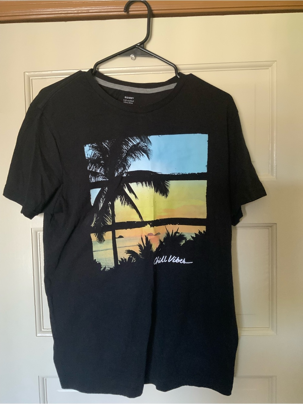Old Navy Black Short-Sleeve Tee with Sunset Palm Graphic